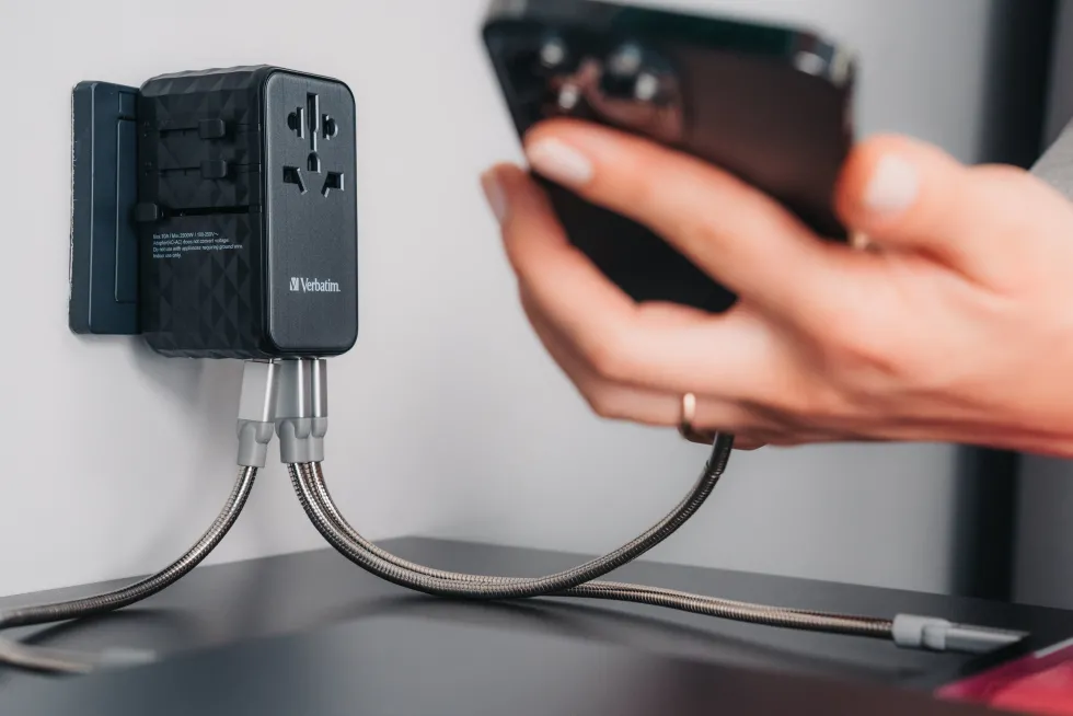 GaN III Universal Travel Adapter UTA-06 PD100W QC 4+